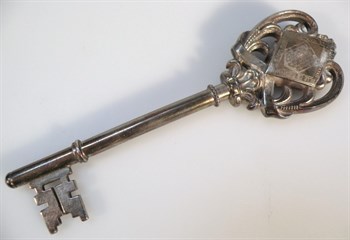 Lot 51-1 A George V Dysart Park Grantham mayoral silver key