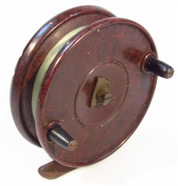 384 An early 20thC brown Bakelite fishing reel