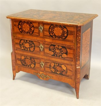 Thumbnail _lot 1019 A late 18th/early 19thC Dutch walnut and floral marquetry commode